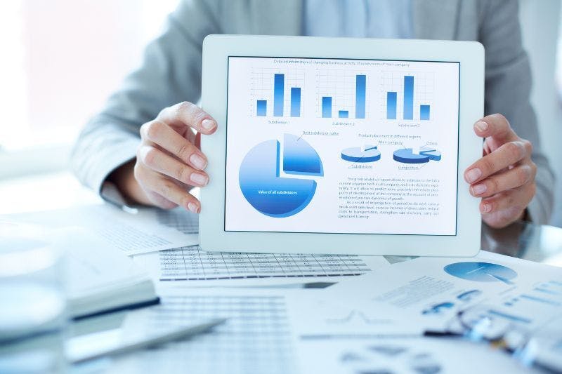 Expert presenting a practical example of year-over-year revenue growth rate